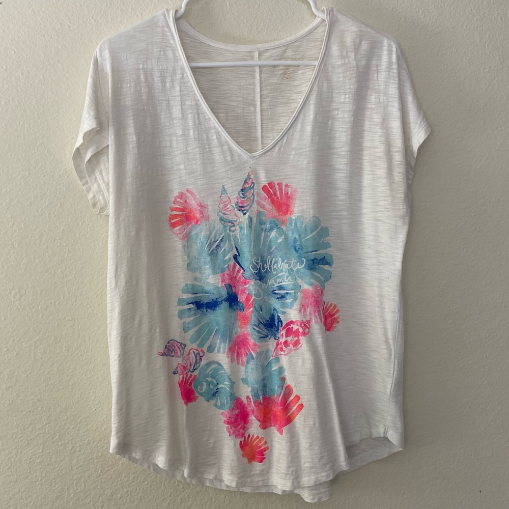 🐚 Lilly Pulitzer V-Neck Colie Top Graphic Tee ~ Shellabrate Summer w/ Tags 🏷️ - Picture 5 of 14